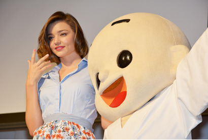 ミランダ・カー、エプロン姿を披露！「料理は愛情」と味噌汁ふるまう 画像