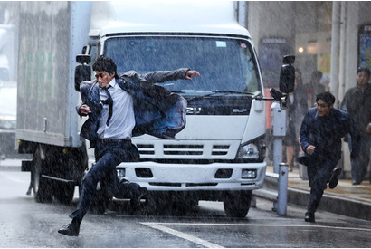 野村周平、小栗旬と雨の中を激走…緊迫のワンシーン解禁！『ミュージアム』 画像