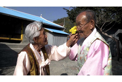 【特別映像】小さな花束のサプライズ…夫婦の愛にほっこり＆キュン『あなた、その川を渡らないで』 画像
