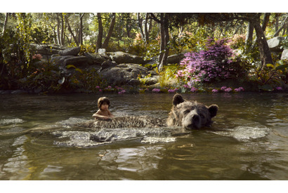 『ジャングル・ブック』、クマと一緒に歌うゴキゲンな名シーンが解禁！ 画像
