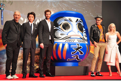 リアム・ヘムズワース＆ジェフ・ゴールドブラムが日本のファンの前でイチャイチャ？ 画像