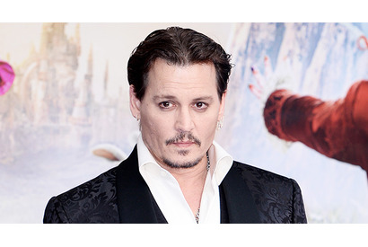 ジョニー・デップ、アンバー・ハードのために入れたタトゥーの文字を「クズ」に変更 画像