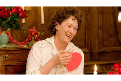 メリルとサンドラ、主演女優賞受賞の2人がキス！　第15回放送映画批評家協会賞 画像