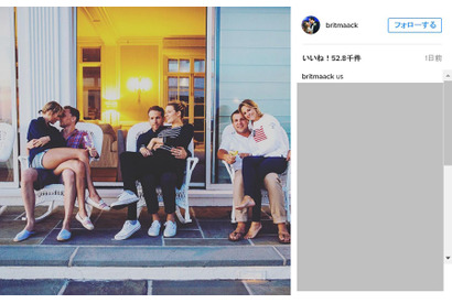 テイラー・スウィフト、トム・ヒドルストンのひざの上に乗った写真を公開 画像