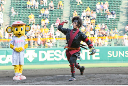 中村勘九郎、猿飛佐助でノーバウンド始球式！ 「自分でも驚き」 画像