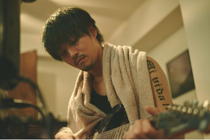 松坂桃李の髪がグリーンに！ タトゥーも入ったバンドマン姿が公開『キセキ』 画像