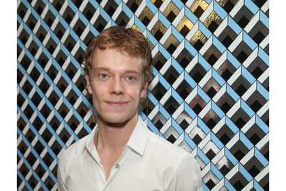 【シネマカフェ的海外ドラマvol.353】「ゲーム・オブ・スローンズ」的観劇旅行のススメpart3…アルフィー・アレン「ザ・スポイルズ」 画像