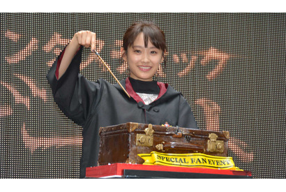 雨でずぶ濡れの高橋愛、笑顔絶やさず『ハリー・ポッター』愛を熱弁 画像