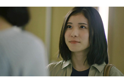 松岡茉優、“母”吉田羊のエールに特大スマイル！家族のあたたかさ描く新CM 画像