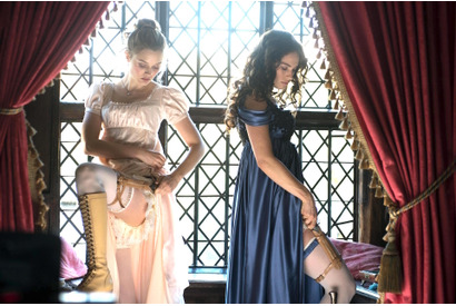 『高慢と偏見とゾンビ』リリー・ジェームズら美しき5人姉妹の“戦闘準備”解禁！ 画像