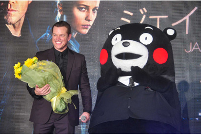 マット・デイモン、9年ぶり来日！　雨に濡れながらファンにサイン 画像