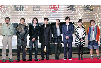 堺雅人があったかコタツに思いを馳せる一方、竹内結子は脚露出の薄着に震える！ 画像