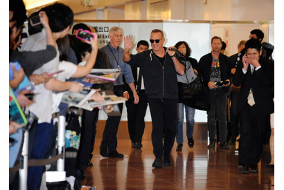 トム・ハンクス、3年ぶりの来日！詰めかけたファンへ笑顔『ハドソン川の奇跡』 画像