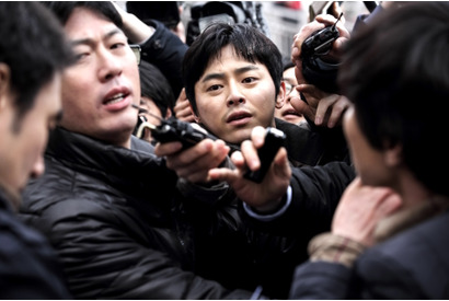 【予告編】殺人事件の誤報がやがて真実に…チョ・ジョンソク主演『造られた殺人』解禁 画像