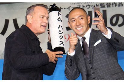 海老蔵、トム・ハンクスと自撮り！『ハドソン川の奇跡』に感銘受け「人生の選択」も告白 画像