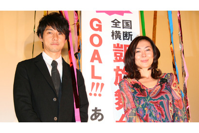 中山美穂、凱旋舞台挨拶で感涙！　すかさず西島秀俊がハンカチ差し出す 画像