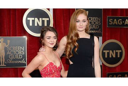 「ゲーム・オブ・スローンズ」ソフィー・ターナー＆メイジー・ウィリアムズ、お揃いのタトゥーを入れる 画像