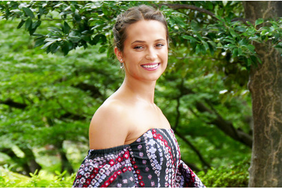 オスカー女優のアリシア・ヴィキャンデルが初来日！日本庭園にご満悦 画像