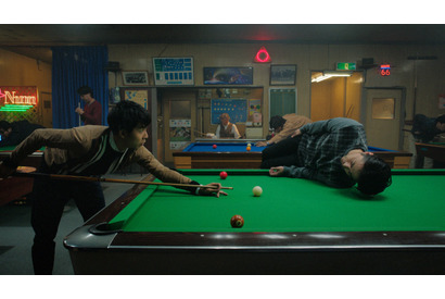 山田孝之、ビリヤード台に横たわり登場！太賀はまたもや昇天… PS4新CM 画像