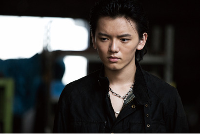濱田龍臣、斎藤工の少年時代をオールバックで熱演！ 『HiGH＆LOW THE RED RAIN』 画像