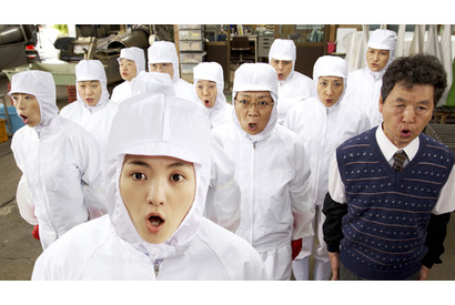 満島ひかりが白ずくめ防菌服で“中の下の人生”を歌い上げる特別映像が到着 画像