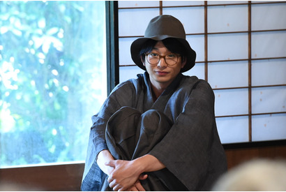 向井理、“金田一耕介”コスプレで体育座り？ 『RANMARU 神の舌を持つ男』 画像