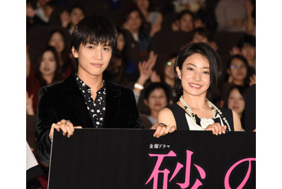 菅野美穂、岩田剛典をステージ上で“溺愛”「いい子だわ！」 画像