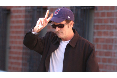 チャーリー・シーンがリハビリ施設に入所。出演中のＴＶシリーズは撮影中断 画像