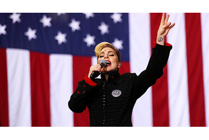 レディー・ガガ、MJイメージした衣装が「ナチスみたい」と非難を浴びる 画像