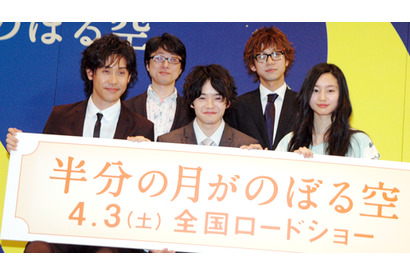 大泉洋が池松壮亮、監督とパーマ三兄弟結成！　五輪での世界デビューには「不本意」 画像