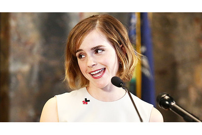 エマ・ワトソン、『美女と野獣』Q&Aでダン・スティーヴンスの回答に笑いをこらえる 画像
