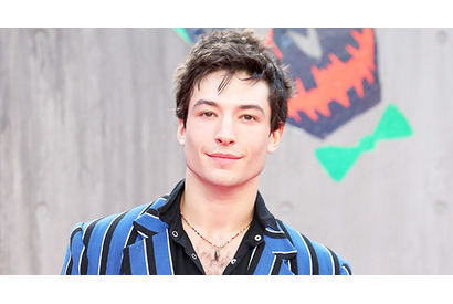 エズラ・ミラー、ファンからサインをねだられ突っぱねた理由 画像