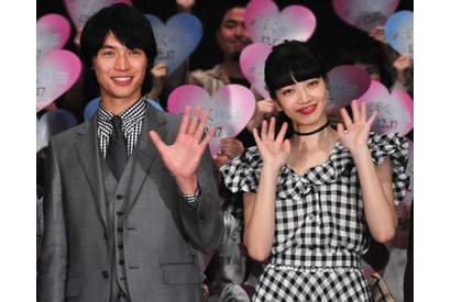 福士蒼汰＆小松菜奈、偶然のチェック柄衣装で観客から「フ～ッ!!」 画像