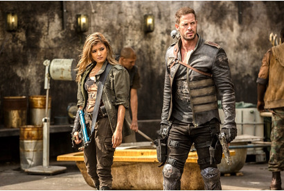 ローラ、“キューバのブラピ”と恋人関係に!? 『バイオハザード』場面写真が一挙解禁 画像