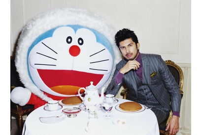 平井堅、『ドラえもん』最新作で初のアニメ主題歌を担当！ ドラえもんと初対面も 画像