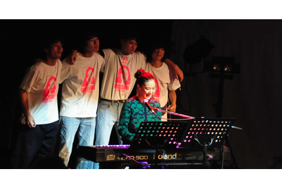 蒼井優、チャットモンチーと一緒にライブで演奏！ 「人生で一番緊張したかも！」 画像