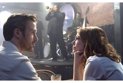 ライアン・ゴズリング＆エマ・ストーン、見つめ合い恋と夢に酔う…『ラ・ラ・ランド』場面写真 画像