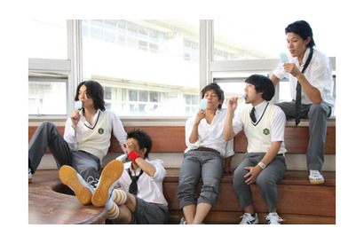 勝地涼、アイスほお張り見つめるその先には？　『シュアリー・サムデイ』新画像解禁！ 画像