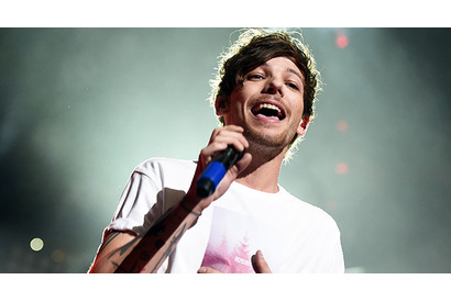 1Dルイ・トムリンソン、母急逝の悲しみをこらえてTVで初ソロ曲披露 画像