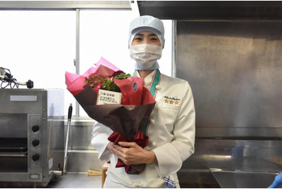 天海祐希、給食の衣装でクランクアップ！ 「給食はおいしいよ！」 画像