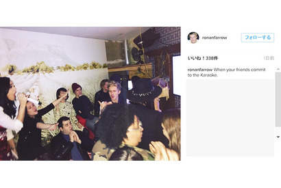 ケイティ・ペリー＆オーランド・ブルーム、友人の誕生日会でカラオケ 画像