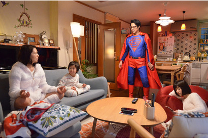 堤真一、小泉今日子＆島崎遥香ら家族と世界平和で板挟み！「スーパーサラリーマン左江内氏」今夜から 画像