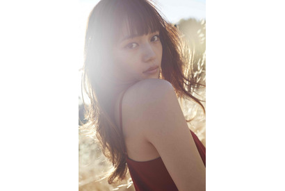 川口春奈、10thアニバーサリーイヤーにカレンダー＆写真集を発売！「ありのままが詰まっている」 画像