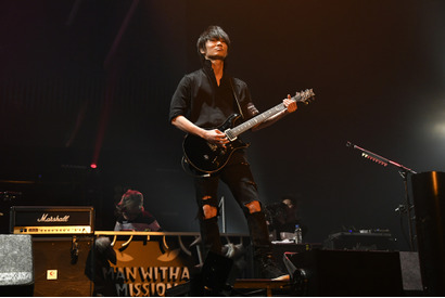 綾野剛、ギターを手に緊急参戦！ 「MAN WITH A MISSION」とセッション 画像