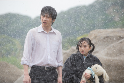 田中圭、ずぶ濡れで美しい肉体を披露!? 本田望結主演「探偵少女アリサの事件簿」 画像