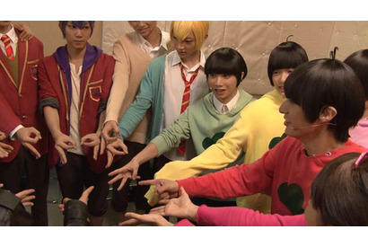 舞台「おそ松さん」6つ子たちの素顔をチラ見せ！ 秘蔵メイキングを一部公開 画像