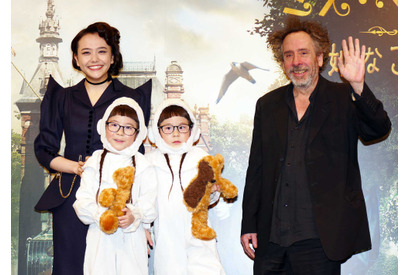 来日中のティム・バートン、“奇妙な”双子姉妹に興味津々？ 画像