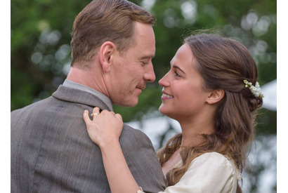 M・ファスベンダー×A・ヴィキャンデル、リアルラブの場面写真入手！『光をくれた人』 画像