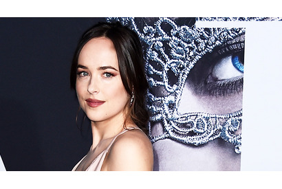 ダコタ・ジョンソン、『フィフティ・シェイズ・ダーカー』で母に向けたシーンがあると明かす 画像