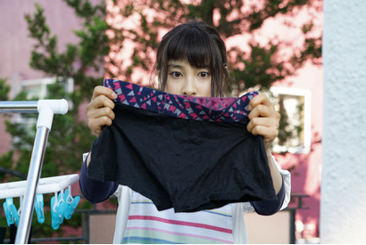 土屋太鳳がパンツを凝視!?“可愛すぎる”新婚画像解禁『PとJK』 画像